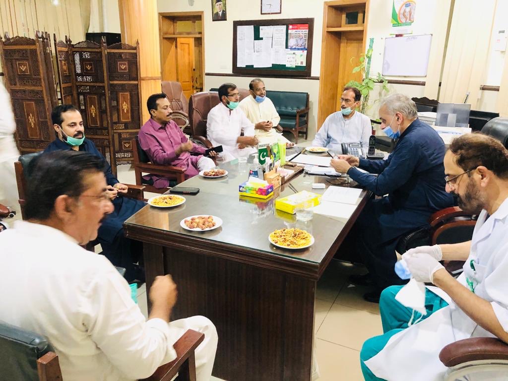 PtiIww's tweet photo. ضلعی صدر تحریک انصاف ساہیوال عمران خان غزالی نے سوشل ویلفئیر ڈیپارٹمنٹ کے آفیسرز اور ویلفئیر تنظیموں کے سربراہان کے ہمراہ ڈی ایچ کیو ہسپتال میں ایم ایس ڈاکٹر عبدالوحید اور پرنسپل میڈیکل کالج ڈاکٹر زاہد کمال سے ملاقات کی اور تحریک انصاف کے ویلفئیر پراجیکٹس کے متعلق تفصیلی گفتگو کی https://t.co/BXiIAjdE6k