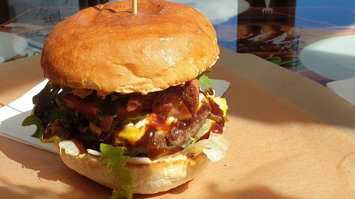 Pogotowie_IT's tweet photo. Kolejny lokal wpisany na listę: #EDJack's #Track 🍔 🍴
Burger #JackTrack:
wołowina 🐄, ser chedar 🧀, becon 🥓, pomidor 🍅, ogórek🥒, sałata 🥬, rukola, papryka japaleno 🌶, prażona cebula 🧅, konfitura z cebuli na bazie #whisky 🥃
Czegoś tak dobrego dawno nie jedałem. Pychota 😊 https://t.co/kKgN4T1Yqx