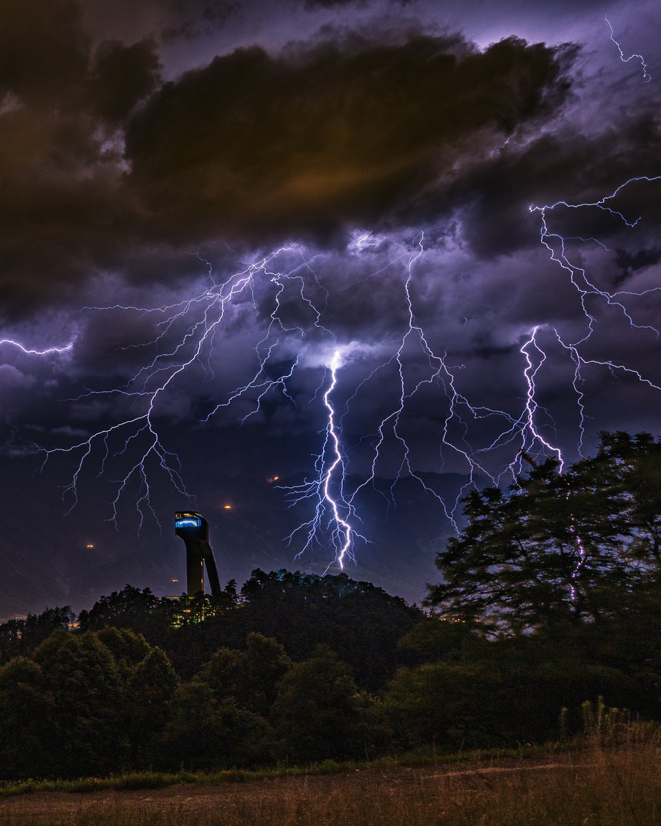 InnsbruckTVB's tweet photo. Who loves storms as much as we do ⚡🌩️? At the moment there are some of them - curse and blessing at the same time in summer 🤷🏻♂️? #myInnsbruck 💙
📸: Markus Mair - photography
#thunderstorms #storms #Innsbruck #austria #visittyrol #tyrol #weather #summer https://t.co/cJmbGLtHkN