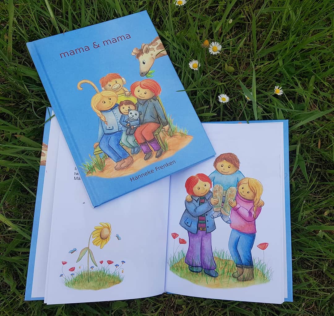 Scribo14's tweet photo. De week van de pride...

De meeste kinderen groeien op bij een vader en een moeder.
Finn heeft 2 moeders.
Het boekje "mama&amp;mama" legt op een eenvoudige manier uit hoe dit komt. 

Te bestellen via boekhandel Vrolijk en https://t.co/QlBEYkkO6R

#pride
#PRIDE2020 https://t.co/NhvRQbMb5e