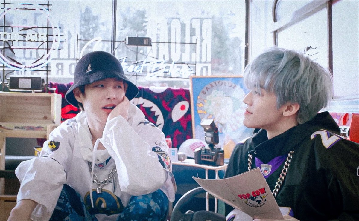 มองไรอะ แอบชอบเราหราเพื่อน