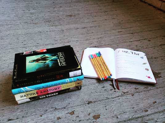 Lizro27's tweet photo. Ready for the #Heartathon with @thebookbarrel @TheBooktubeDude @readwithbintou @WhiskeyOMKindle and @TheBibliothon #bibliothon with @thebibliothek  📚🤓 https://t.co/ZYNfzoILuK