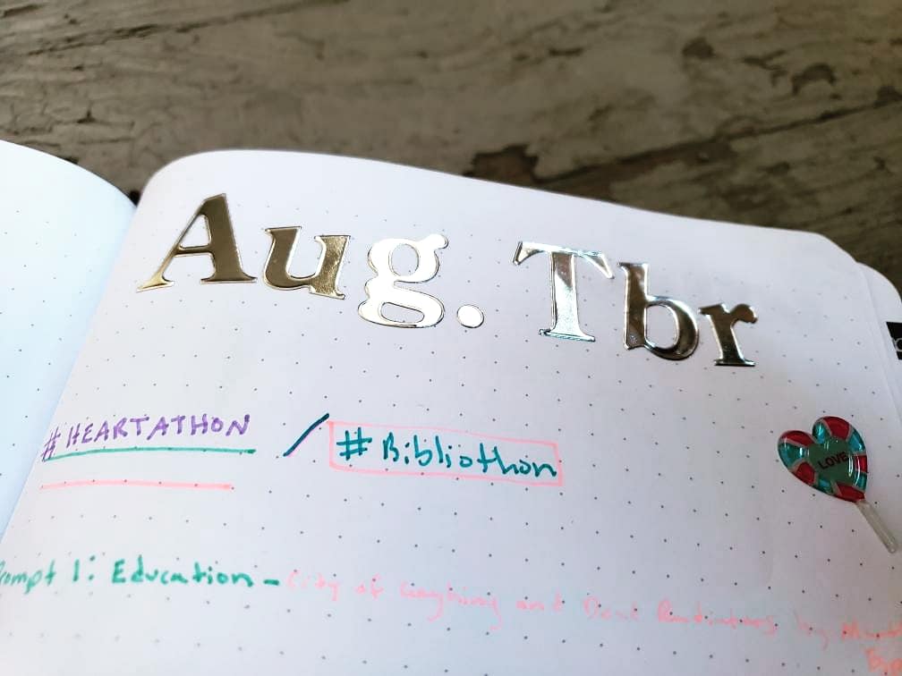 Lizro27's tweet photo. Ready for the #Heartathon with @thebookbarrel @TheBooktubeDude @readwithbintou @WhiskeyOMKindle and @TheBibliothon #bibliothon with @thebibliothek  📚🤓 https://t.co/ZYNfzoILuK
