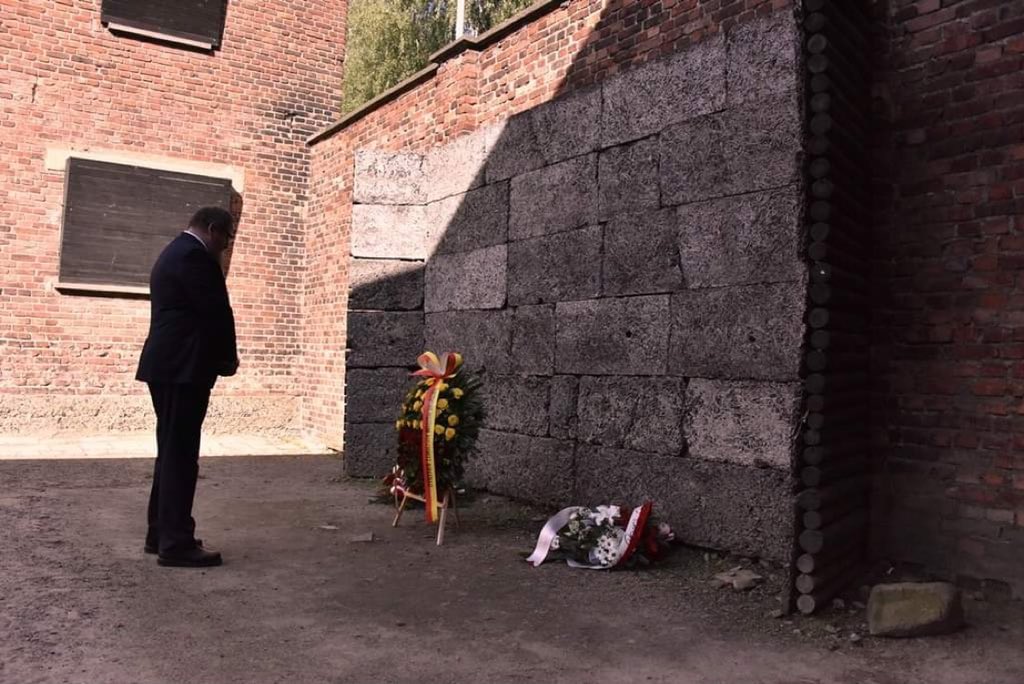 Director of <a href="/AuschwitzMuseum/">Auschwitz Memorial</a> Dr. Piotr M. A. Cywiński commemorated all heroes and victims of the #Warsaw Uprising at the "W" Hour (5 pm) when the uprising started 76 years ago today. A wreath was placed at the Wall of Death at the Auschwitz I site. #PW1944