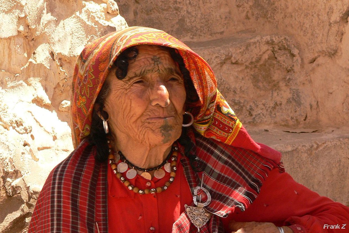 « Et partout, je retrouvais dans la culture Amazigh ces mêmes couleurs, le bleu, le vert, le jaune, le rouge, que ce soit dans les robes des femmes, les bijoux ou encore les tissus dans les mausolées »