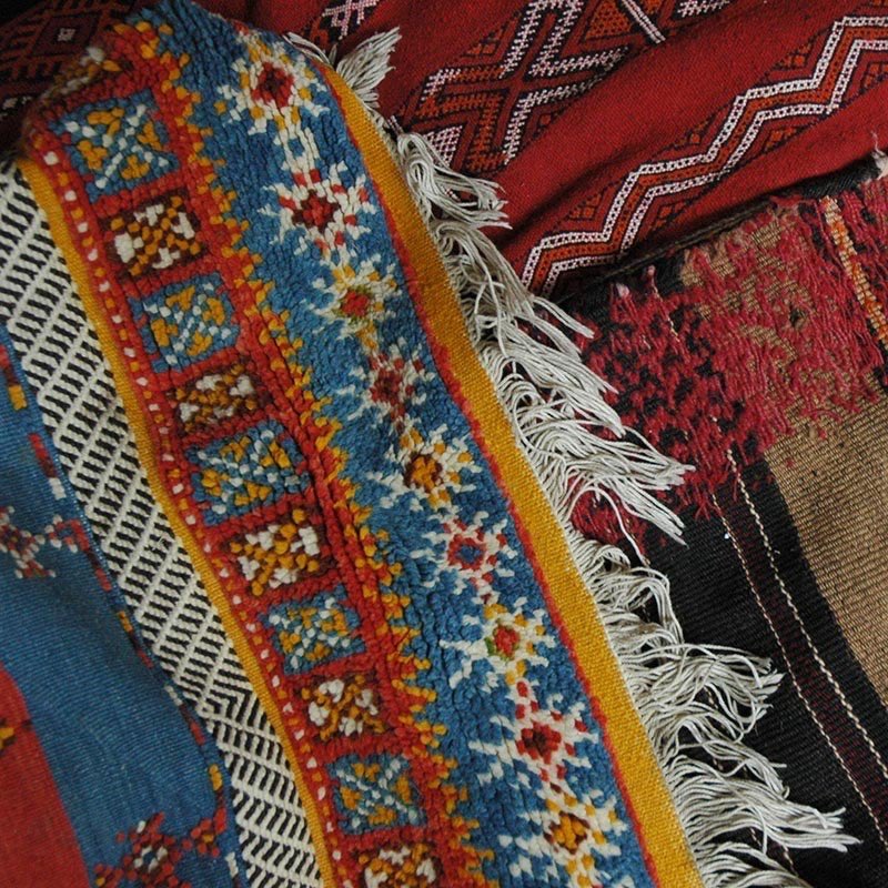 « Et partout, je retrouvais dans la culture Amazigh ces mêmes couleurs, le bleu, le vert, le jaune, le rouge, que ce soit dans les robes des femmes, les bijoux ou encore les tissus dans les mausolées »