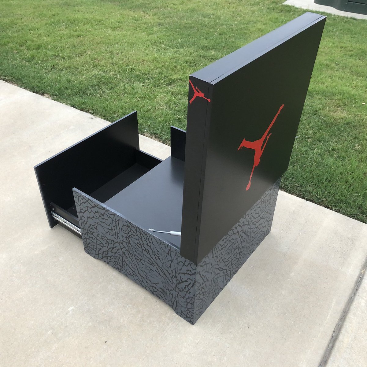 Icy__Bry's tweet image. Hi! I’m Bryetta &amp;amp; I’m the creator of Yetta Boxes 🥰
I make custom made shoe storage boxes! ANY Design 🎨 ANY color 🎨
Each shoe box fits 10-16 pair of shoes 🔥
My next customer could be on your TL, a retweet and like is greatly appreciated 🥰