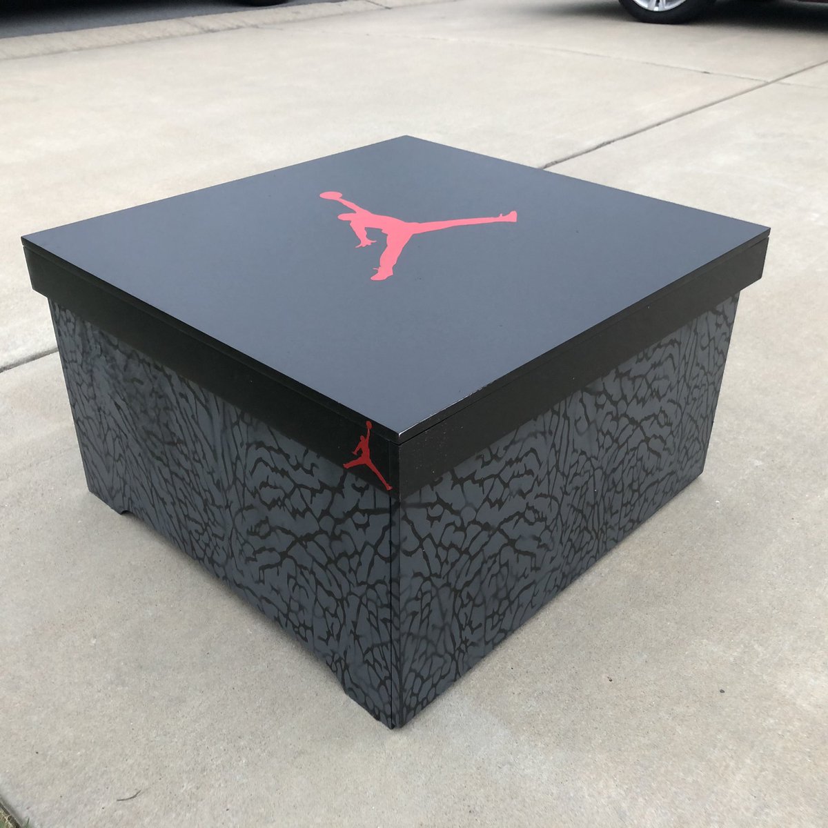 Icy__Bry's tweet image. Hi! I’m Bryetta &amp;amp; I’m the creator of Yetta Boxes 🥰
I make custom made shoe storage boxes! ANY Design 🎨 ANY color 🎨
Each shoe box fits 10-16 pair of shoes 🔥
My next customer could be on your TL, a retweet and like is greatly appreciated 🥰