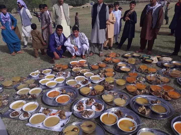 تختلف تقاليد الأفغانيين في الاحتفال بعيد الأضحى.
 فيقوم سكان شمال #أفغانستان، بعد أداء صلاة العيد بتناول الإفطار المشترك في مسجد القريه، وعادة ما يكون الإفطار عبارة عن لحم وحليب وقشطة، وزبدة وجبن، وغيرها من الأطعة.
 وبعد الانتهاء من الإفطار يقدم كل فرد تهانيه للآخر بحلول العيد.