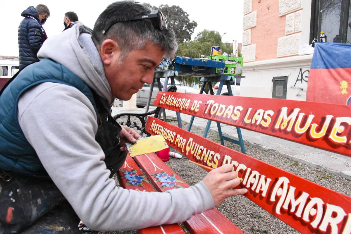 munimadryn's tweet photo. #Madryn tiene otro #BancoRojo, 
símbolo de la lucha contra la violencia de género y los femicidios. Hoy acompañamos su inauguración junto a la Peña de San Lorenzo “Gloriosos Cuervos de Puerto Madryn” y la Organización de Mujeres Unidas Madrynenses. https://t.co/EZpc9mtUeX