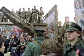 Le déclin de PCF continuera tout au long des années 1980, et sera accru par l'agitation politique internationale de 1989 à 1991. Le nuit du 9 au 10 novembre 1989 marquera la chute du mur de Berlin.