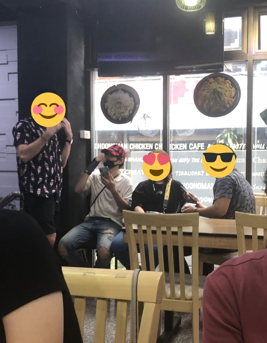 kyugyupiglet's tweet image. ดึกแล้วลงได้้ เจอพี่เป๊กที่ choongman chicken ที่ korean town ตรงอโศกค่ะ ดูแฮปปี้ดี น่าจะมากับเพื่อนๆค่ะ แงงง ไม่รู้จะเล่าอะไร แต่ดูร่าเริงมากๆค่ะ แอบมีร้องเพลงด้วย