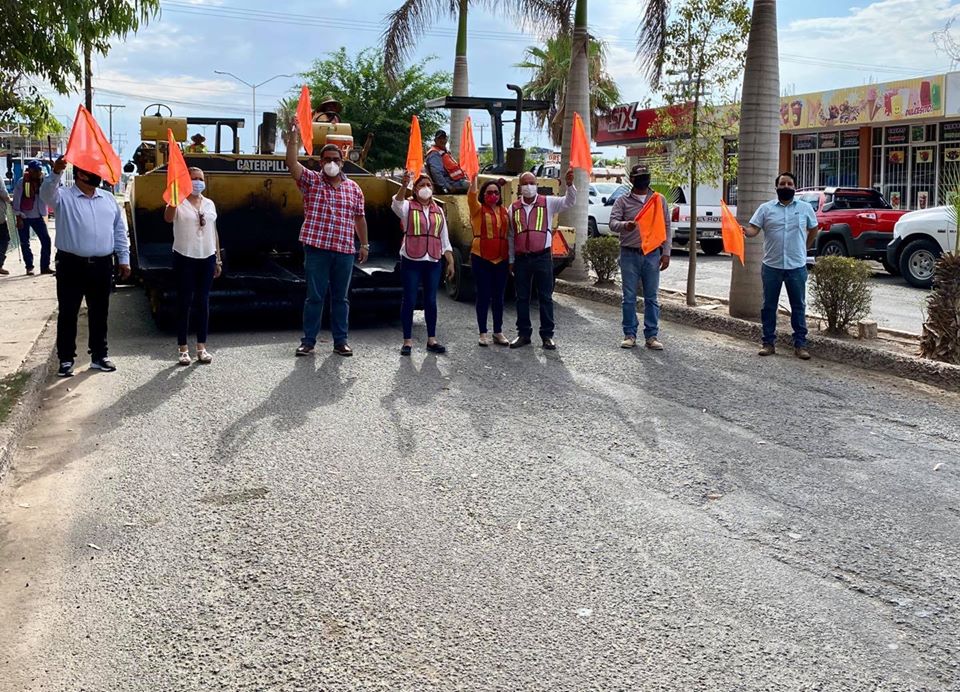 WalterValenzu's tweet photo. Esta mañana presentes en el banderazo del inicio de la obra de reencarpetado del bulevar Antonio Álvarez Rico, tramo Blvd. Hugo Cervantes del Rio a López Mateos, el cual se encuentra en pésimo estado y es una avenida muy transitada. https://t.co/9AkWVYaaV6