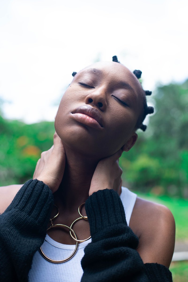 _LadyAzalea's tweet image. 4c hair.
No eyebrows.
No lashes.
Still beautiful.
Argue with your mother.
#BlackJoy