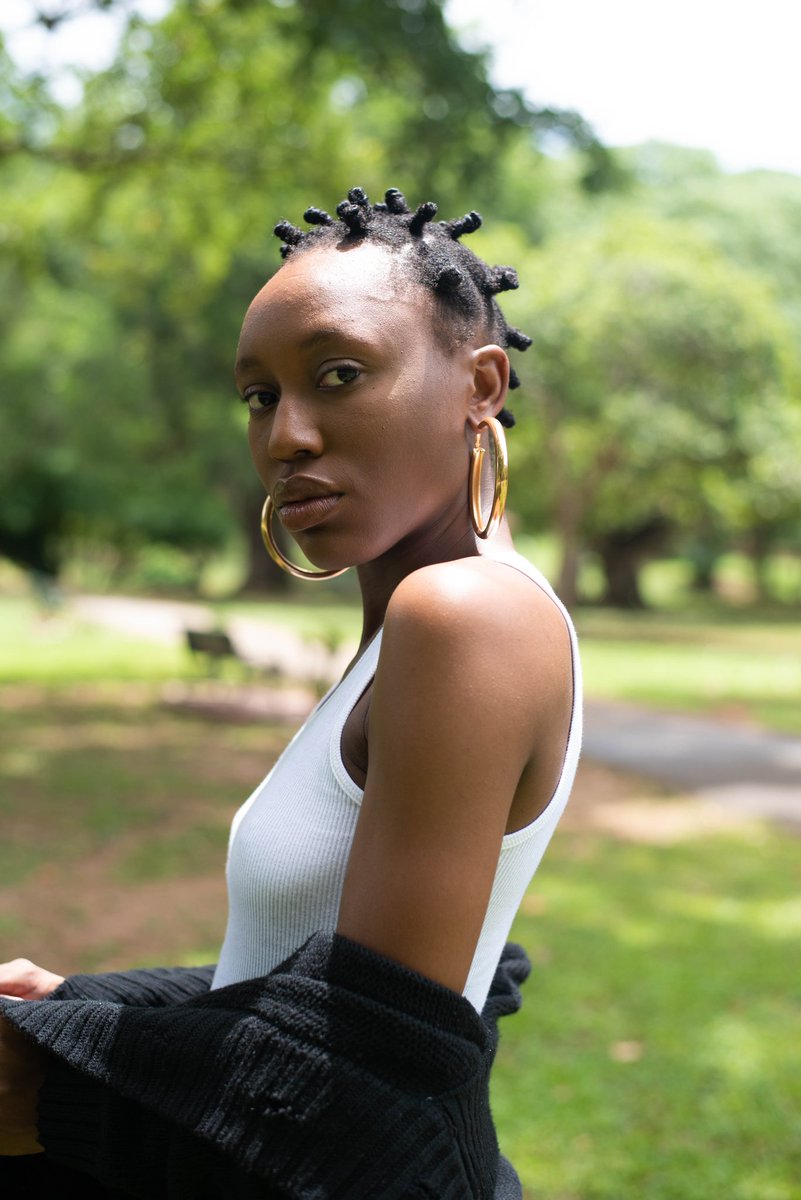 _LadyAzalea's tweet image. 4c hair.
No eyebrows.
No lashes.
Still beautiful.
Argue with your mother.
#BlackJoy