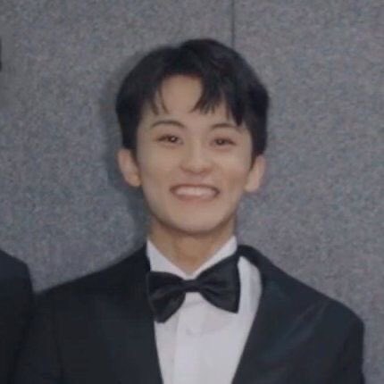 thread of my favorite mark lee smiles bc it’s his birthday and i love him #HappyMarkDay #MarkInOurHearts #스물둘_마크가_빛날_시간starting of strong with smiling mark in a suit:-slightly low quality photo but that makes it even better-one of my personal favorites