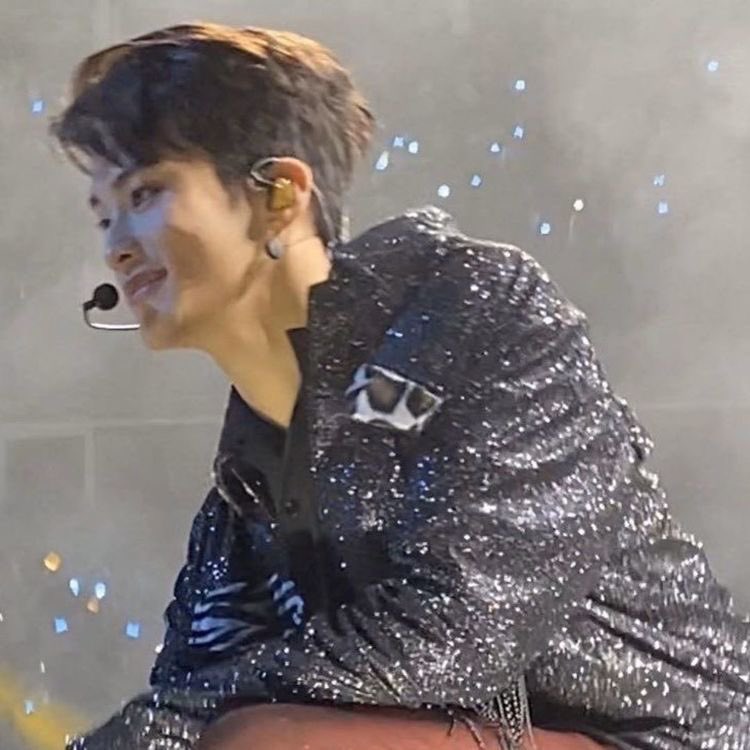 mark lee smirks:-powerful and he knows it-rare-mostly happen onstage