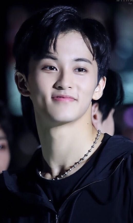 mark lee smirks:-powerful and he knows it-rare-mostly happen onstage
