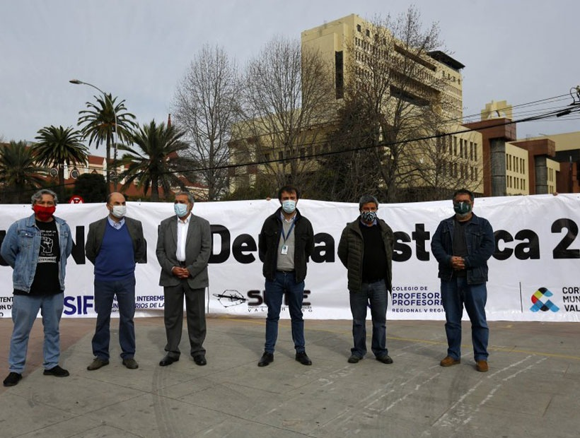 AlcaldiaS_Valpo's tweet photo. Hemos unido a los arregladores, arreglados y aplaudidores de nuestro abortado concurso de directores bajo un solo lienzo de protesta, en horario laboral y con recursos municipales. Y de pasada nos compramos algunos dirigentes criticones ¡por un lienzo! Qué buen negocio. https://t.co/KQhZThyF4A