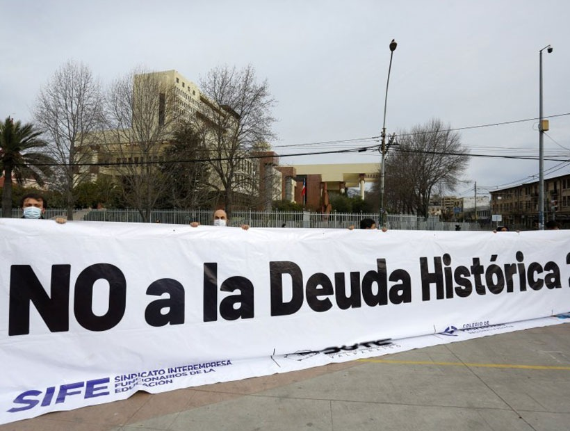 AlcaldiaS_Valpo's tweet photo. Hemos unido a los arregladores, arreglados y aplaudidores de nuestro abortado concurso de directores bajo un solo lienzo de protesta, en horario laboral y con recursos municipales. Y de pasada nos compramos algunos dirigentes criticones ¡por un lienzo! Qué buen negocio. https://t.co/KQhZThyF4A