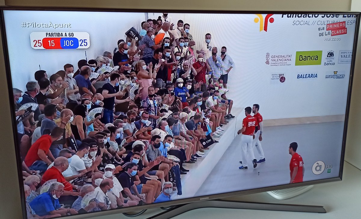 arturo_ortigosa's tweet photo. No me creo lo que estoy viendo ¿en serio @GVAsanitat @apunt_media? ¿Qué hace todo ese público viendo un partido de pilota?¿Que hacéis retransmitiendolo como si fuera lo más normal?
¿ESTAMOS LOCOS?
 #pilotaapunt https://t.co/2Vk1MKIs7V