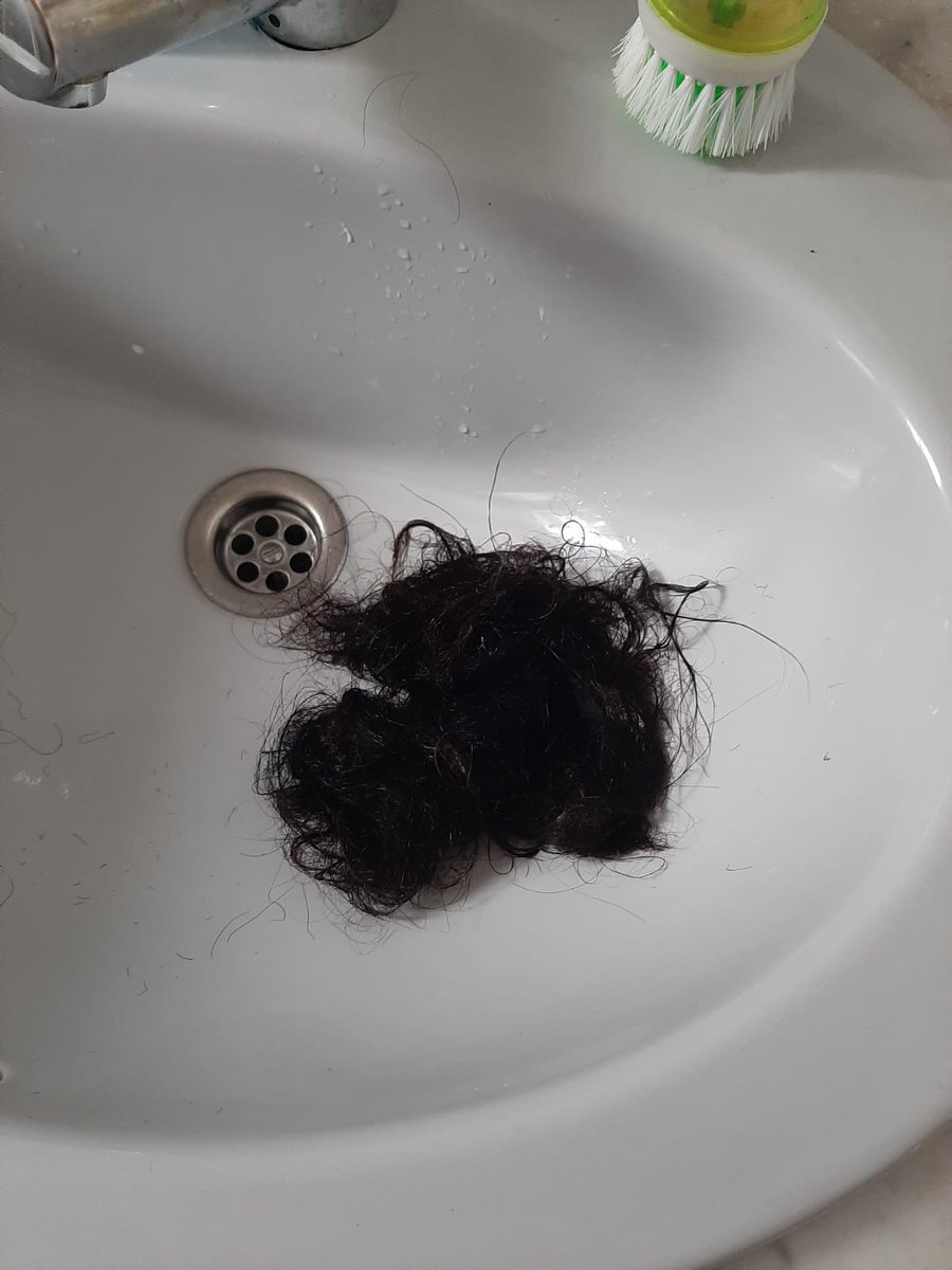 joseelee3's tweet photo. Tened muchísimo cuidado con esta mascarilla del Mercadona, le ha quemado el pelo a mi madre y se le ha caído casi todo el pelo. 
La solución que le ha dado el médico es raparse y comenzar un tratamiento (veremos lo que cuesta).

Repair and nutrition? Me cago en sus muertos. https://t.co/thBcom7dO7