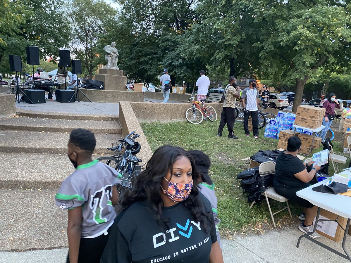 RAWneighbors's tweet photo. #aboutlastnight #biketheboulevard #24thward #chicagosafe #rawbikers #rawneighbors #rawfuntimes #wethepeopleofthewestside #divvybikes #divvy https://t.co/Qu8mhWREg7