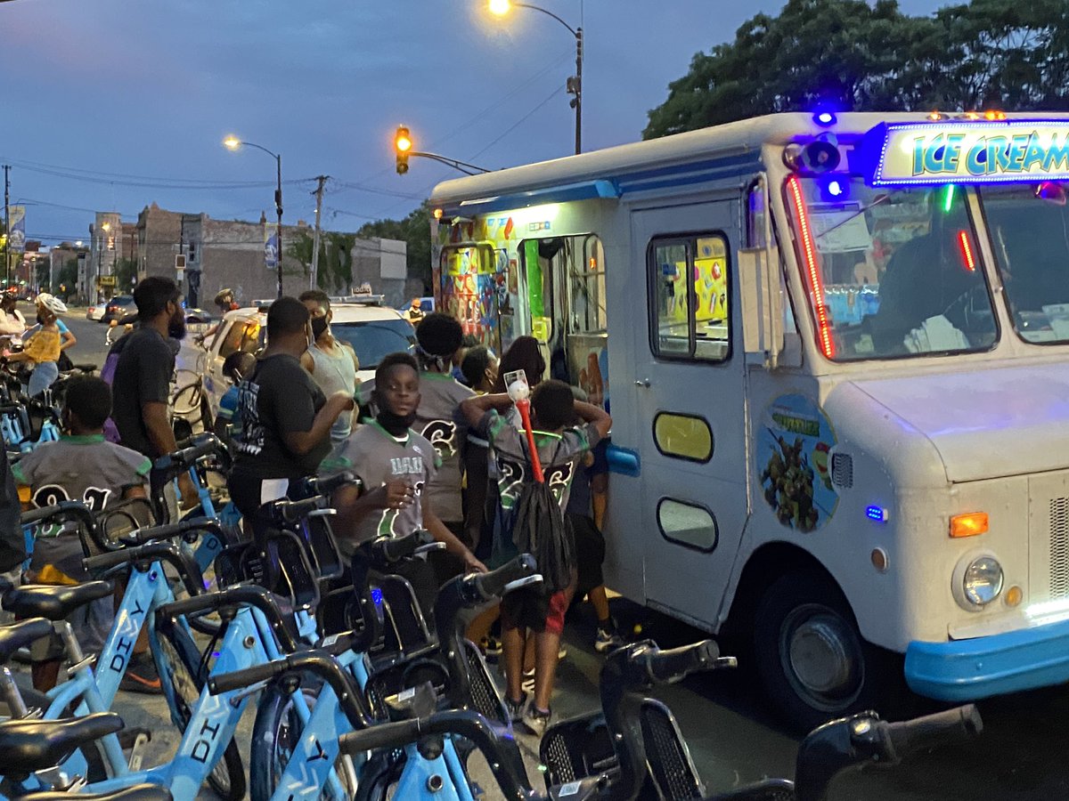 RAWneighbors's tweet photo. #aboutlastnight #biketheboulevard #24thward #chicagosafe #rawbikers #rawneighbors #rawfuntimes #wethepeopleofthewestside #divvybikes #divvy https://t.co/Qu8mhWREg7