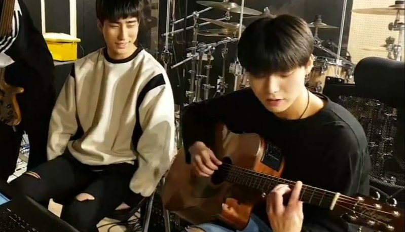 ☆ Yonghoon's acoustic guitarName: Yong-ta/용타 #ONEWE  #원위  @official_ONEWE #Yonghoon  #용훈