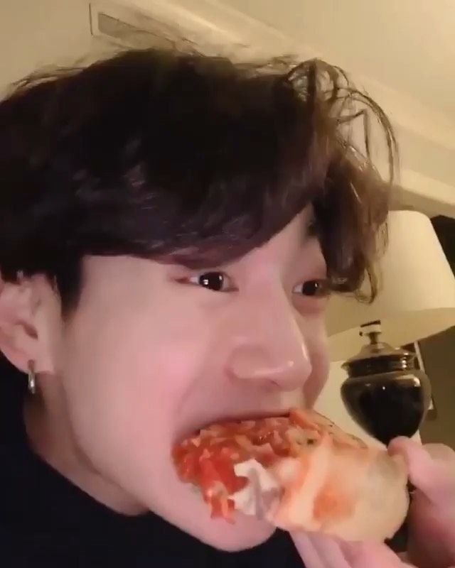 ؘ on Twitter: "jungkook comendo; uma thread exatamente necessária… "