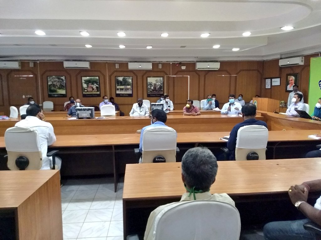 A meeting was held today with Market Associations at BMC. The fight against #COVID19 can be fought together with coordination of all was the main objective. They were advised to strictly follow the #COVID19 measures #SocialDistancing, #WearingMasks, #HandHygiene at all times. 1/3