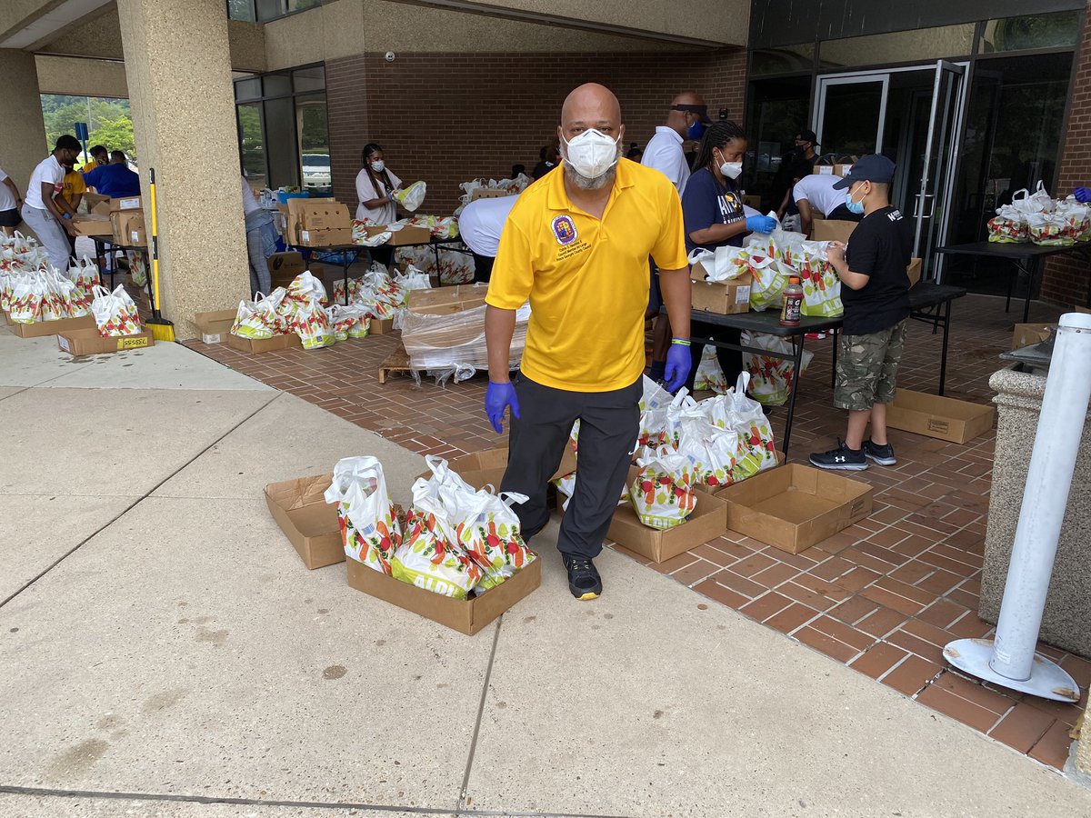 Hawkins4PGC's tweet photo. Assisting Kingdom Fellowship A.M.E. @kingdomfame family with their fresh meat and grocery giveaway in Beltsville. We gave away 1,000 boxes of groceries this morning.
#PrinceGeorgesProud
#HawkinsOutNAbout
#COVID19 #FoodSecurity https://t.co/AUREuzSzuS