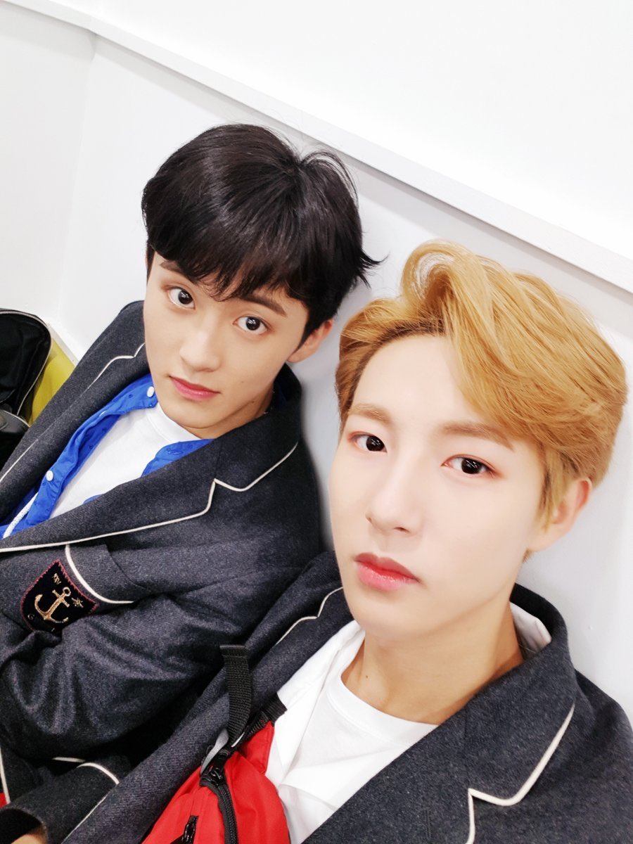 renjunspics's tweet photo. happy birthday to the forever dream hyung, Mark Lee!!! 

Thank you for showing us your many talents and your lovable personality over all these years 💛 we wish you the best birthday ever!!! 

#HappyMARKDay 
#MarkInOurHearts
#스물둘_마크가_빛날_시간 https://t.co/PVdGEkQS7H