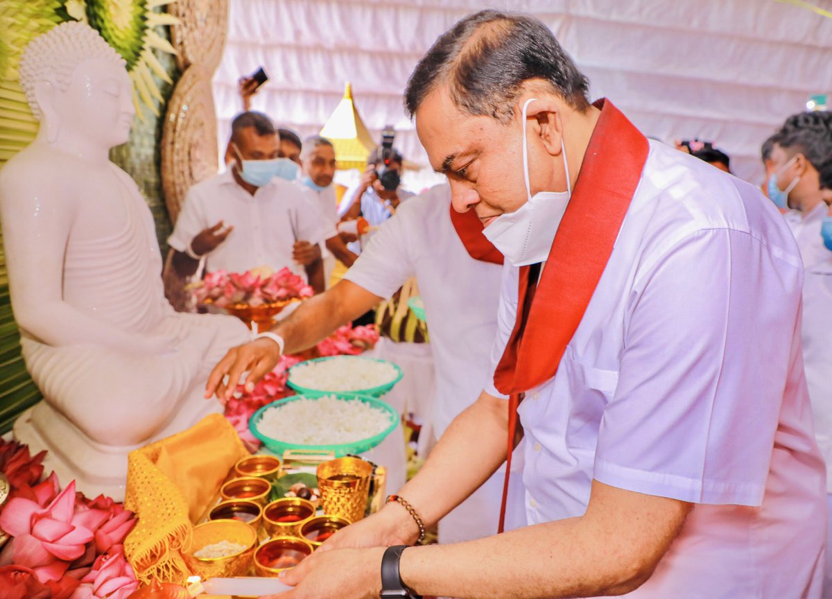 RajapaksaNamal's tweet image. I want to thank the Buddhist Clergy for attending the #Pirith Ceremony held at my Carlton Residence in #Weeraketiya to bless the nation &amp;amp; the people of #lka. I'm also grateful to former minister @basil_rajapaksa for attending despite his busy schedule.
#blessed #LKAElections2020