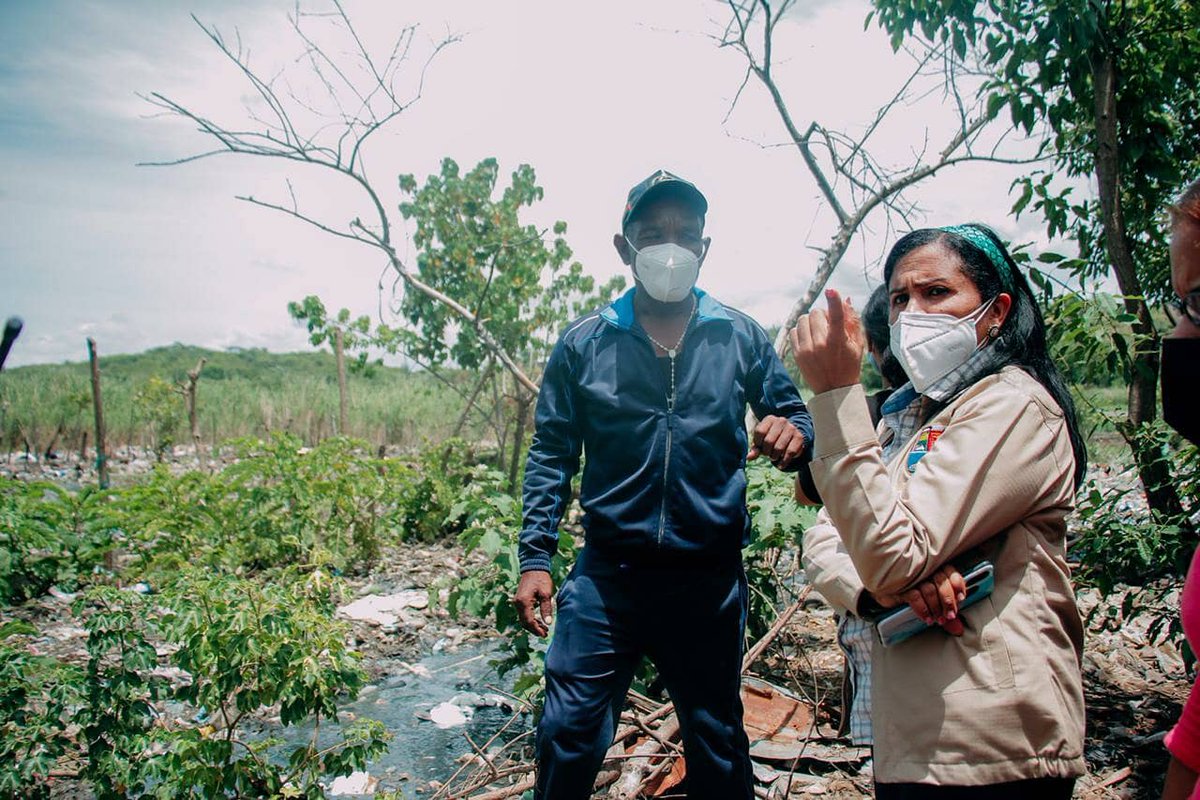 DefensaCivilPSD's tweet photo. ¡Trabajo en equipo!
.
.
La vicealcaldesa del municipio SDE, @angelahenriquezsde nos acompaña en la supervisión de zonas vulnerables en el sector "La Lata" de "Los 3 Brazos".
.
.
#RepublicaDominicana #TormentaIsaias #VoluntariosRD #DefensaCivilPSD #DefensaCivilrd https://t.co/k2QfZls4SN