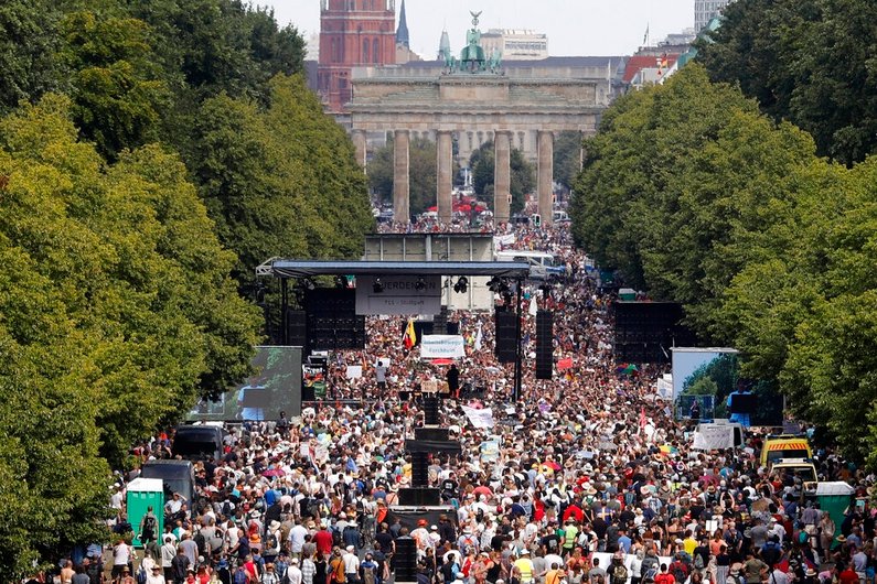 Milenio's tweet photo. 📸 Con disfraces, máscaras... ¡y sin cubrebocas! Así protestaron en Berlín contra medidas por coronavirus https://t.co/BZupa1tl9P https://t.co/5PvGXjLyD2
