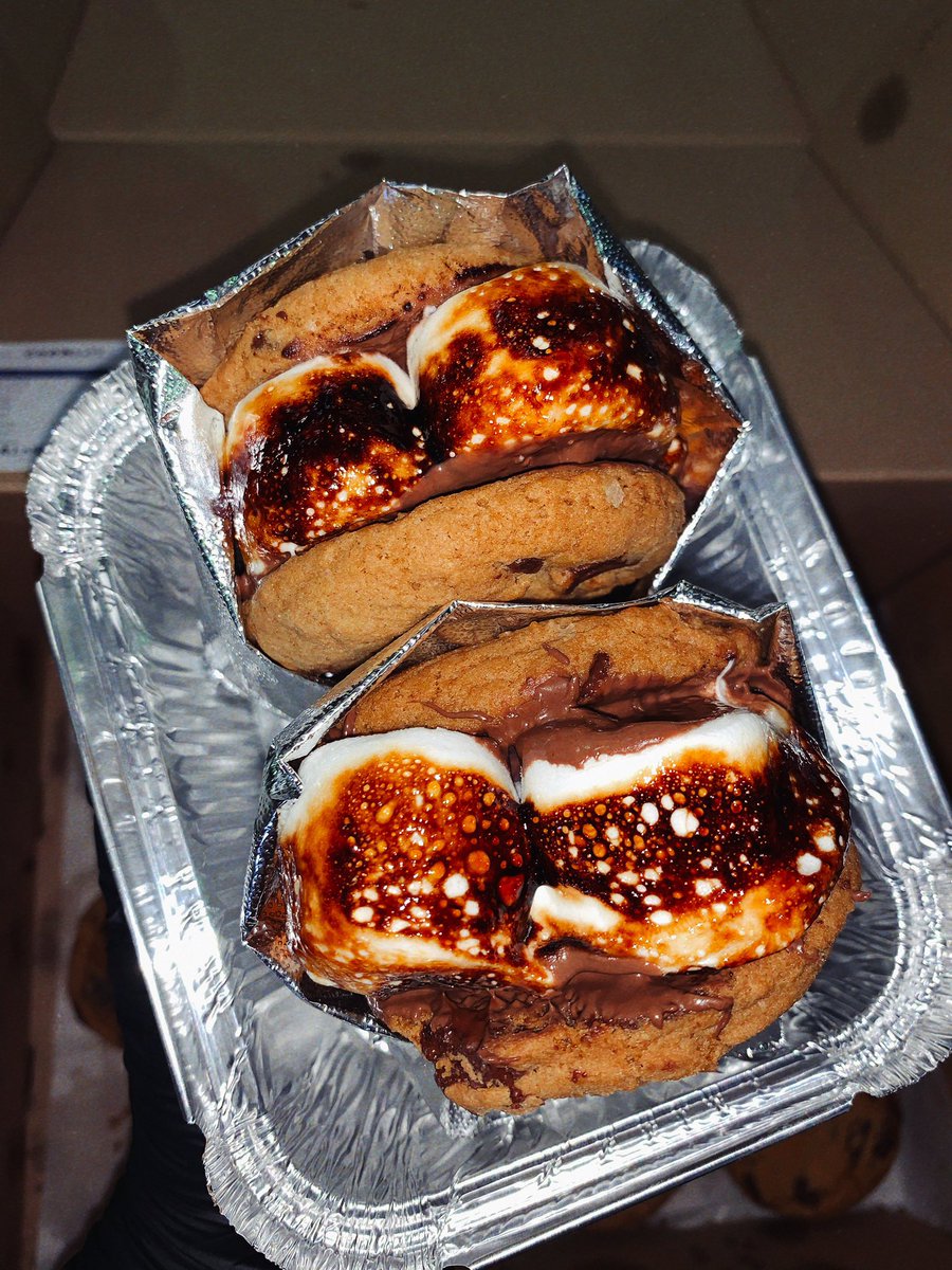 S’mores cookie sandwiches 🍪🔥 Made using <a href="/carrottopbakery/">Carrottopbakery</a>’s cookies with @ShiptonMill flour, Callebaut chocolate and @Halen_Mon sea salt!