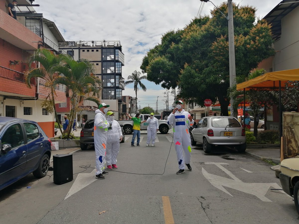 camilaramirezci's tweet photo. El @INDERMEDELLIN se  toma la comuna 15 con el show "Combatiendo el covid" ✊🌈🥊💚🎉🎊🌈🤸‍♂️.
#ElINDERSeSiente
#QuedateEnCasa
#RecreandosRecorreMedellín
@DianaToroZ @JaimeVillayepe3 @franciamolina_ @ConyGomez07 https://t.co/K20XPBbyvg