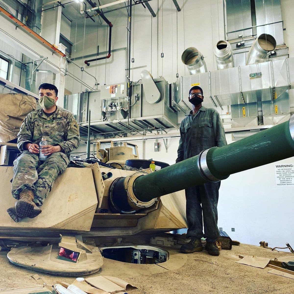 1stArmoredDiv's tweet photo. Soldier Saturday!
Mechanics assigned to @3ABCT1AD change gun tubes on an Abrams to ensure their #tanks are ready to crush it in the upcoming gunnery!
#maintenanceistraining #bloodontheaxe #SaturdayMood https://t.co/qOVGrwZXYu