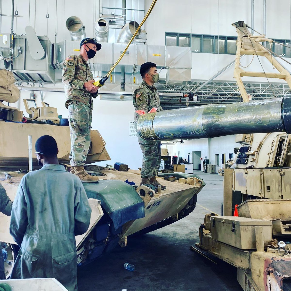 1stArmoredDiv's tweet photo. Soldier Saturday!
Mechanics assigned to @3ABCT1AD change gun tubes on an Abrams to ensure their #tanks are ready to crush it in the upcoming gunnery!
#maintenanceistraining #bloodontheaxe #SaturdayMood https://t.co/qOVGrwZXYu