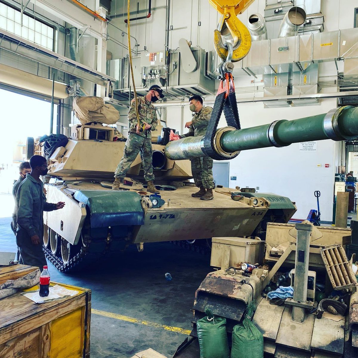 1stArmoredDiv's tweet photo. Soldier Saturday!
Mechanics assigned to @3ABCT1AD change gun tubes on an Abrams to ensure their #tanks are ready to crush it in the upcoming gunnery!
#maintenanceistraining #bloodontheaxe #SaturdayMood https://t.co/qOVGrwZXYu