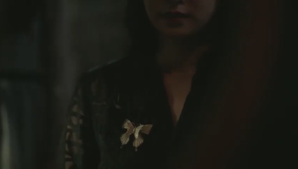 Guys, I think we’re on to something. I’m still confused bec of the mirror but thanks to  @kathrynaliyah, I think it’s a clue? Brooch on the right (Mrs. Ko =Witch of the East) and the left (Nurse Park =Witch of the West).  #ItsOkayNotToBeOkayEp13