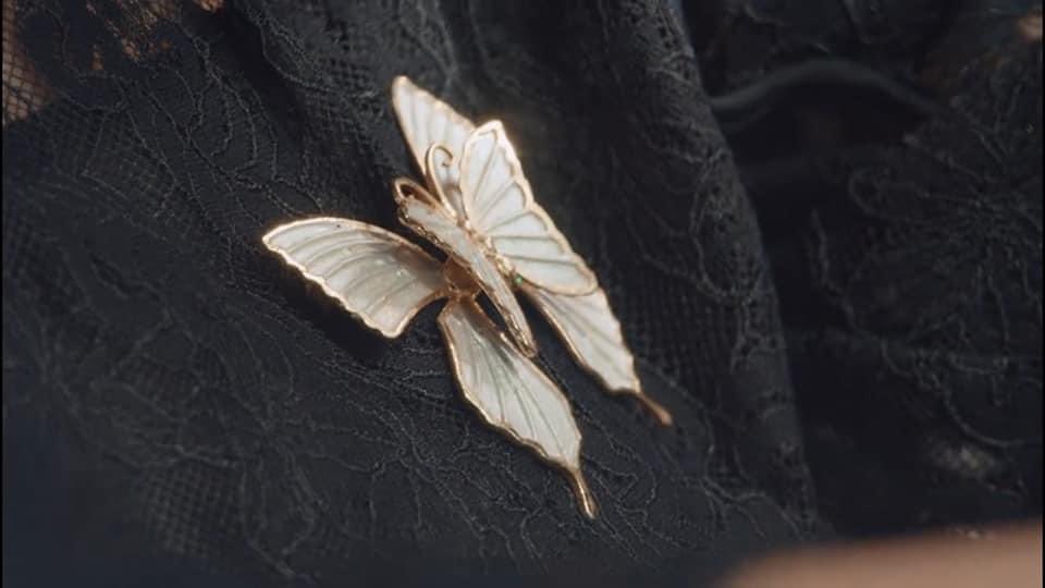 Guys, I think we’re on to something. I’m still confused bec of the mirror but thanks to  @kathrynaliyah, I think it’s a clue? Brooch on the right (Mrs. Ko =Witch of the East) and the left (Nurse Park =Witch of the West).  #ItsOkayNotToBeOkayEp13