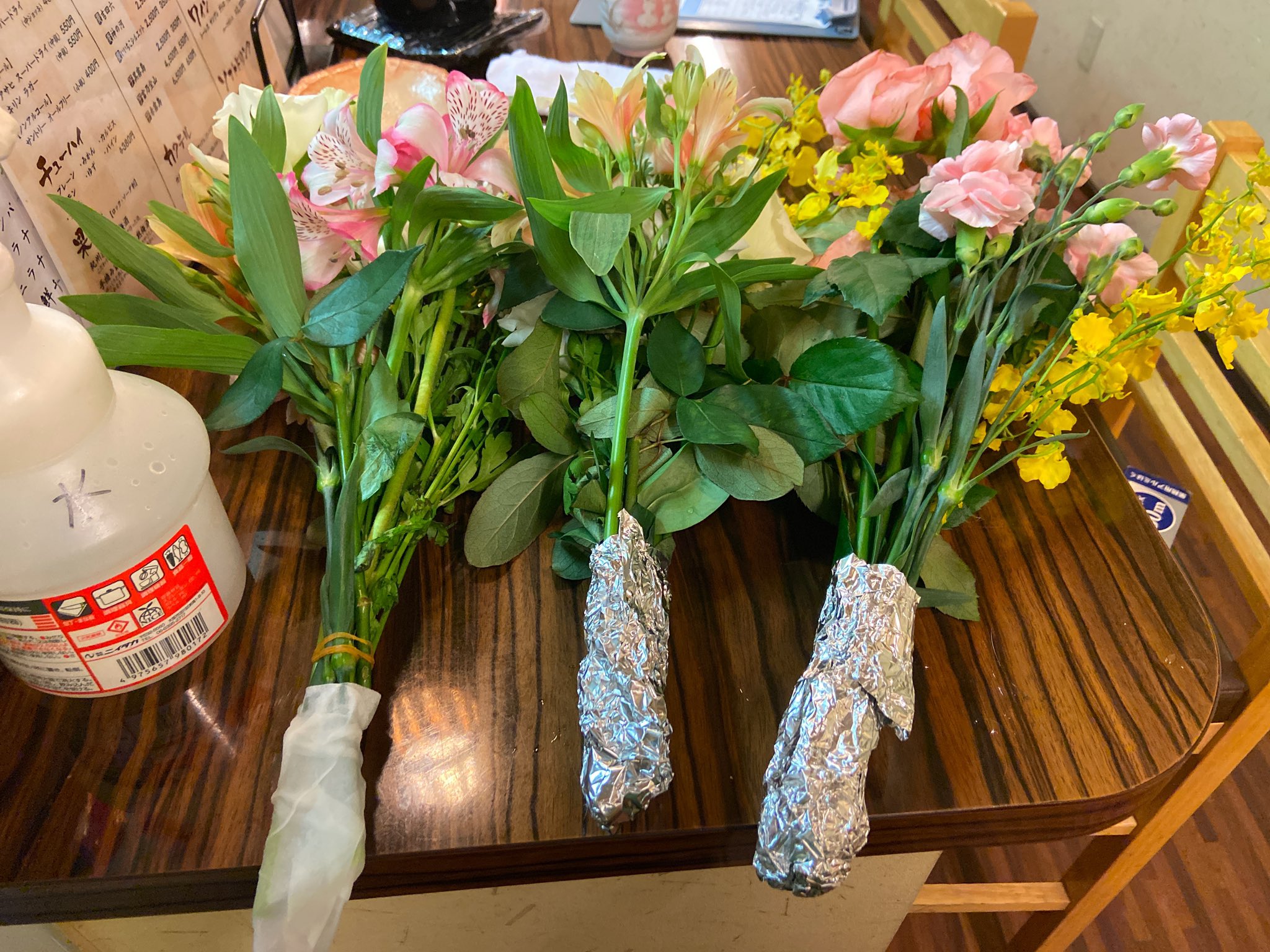 تويتر 賢狼ホロ على تويتر アフターで来た女の子がお誕生日で貰った花を 輪ゴムで束ねて キッチンペーパーに霧吹きで水含ませて 水が垂れないようにアルミホイルで包みこんで 花束にしました ウチお花屋さんじゃ無いんですけど T Co F9k2snlwnm