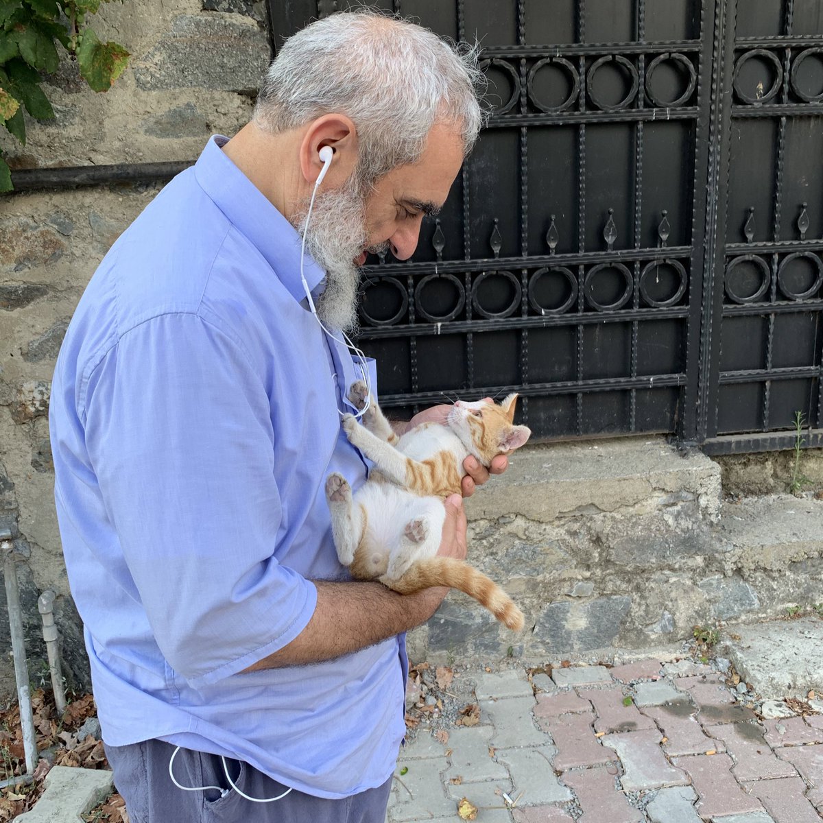 gencdokudergi's tweet photo. Güzelliği yüreklerde ara. Bir böceğin yiyip bitireceği tenin güzelliğine aldanma. https://t.co/nrvENce9Rd