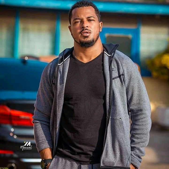 Happy 43th Rd birthday to Actor van vicker! 