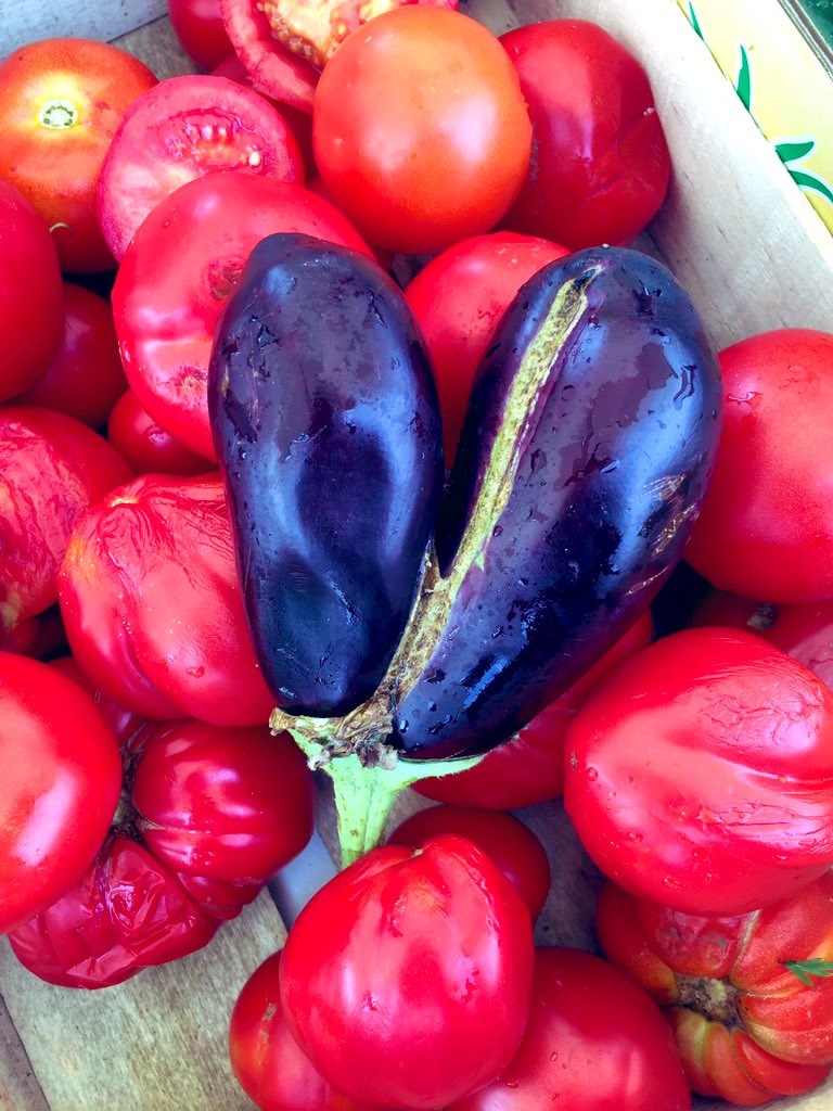 Aujourd’hui, sur le marché Place Leclerc d’<a href="/Angers/">Ville d'Angers</a> , ce sont 360kg de fruits 🍉 et légumes 🍅 sauvés du #gaspillagealimentaire grâce aux dons des commerçants solidaires &amp; à l’équipe de bénévoles mobilisés ! Bravo à tous #TousAntiGaspi 🙏♻️✌️A la semaine prochaine 🍏🥕