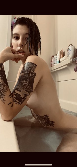 1 pic. new pics up every other day this whole month 💕 https://t.co/llNoQdn9oT