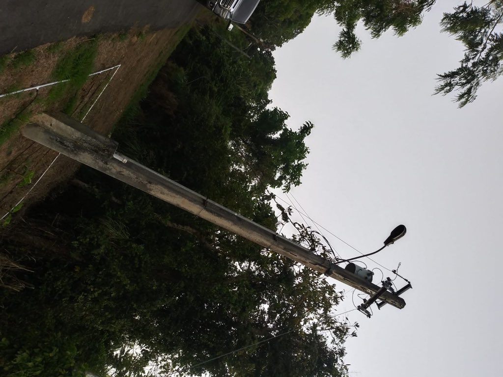 charliemanolo's tweet photo. @AEEONLINE En el sector El Mudo, del Barrio Cupey Alto, hay una línea secundaria partida desde el HURACÁN MARÍA. La linea está en el piso y en el area juegan niños. Se han hecho múltiples querellas y múltiples veces las han ignorado.  Querella AEE:
WR5508214 https://t.co/x1nimMuykN