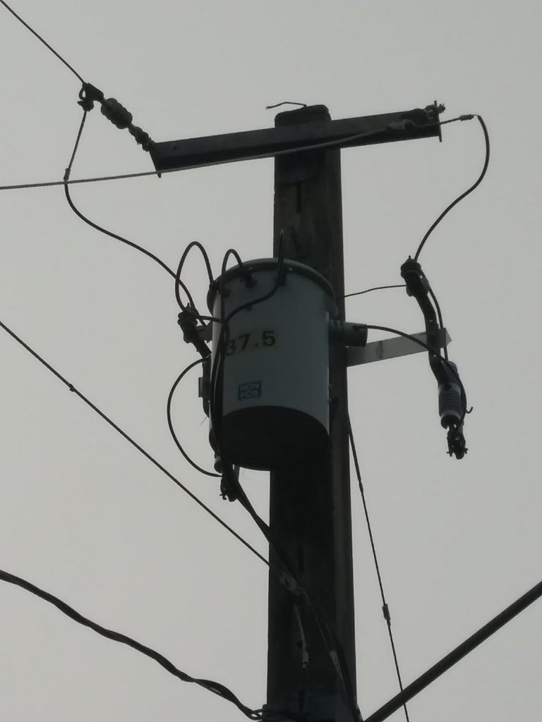 charliemanolo's tweet photo. @AEEONLINE En el sector El Mudo, del Barrio Cupey Alto, hay una línea secundaria partida desde el HURACÁN MARÍA. La linea está en el piso y en el area juegan niños. Se han hecho múltiples querellas y múltiples veces las han ignorado.  Querella AEE:
WR5508214 https://t.co/x1nimMuykN